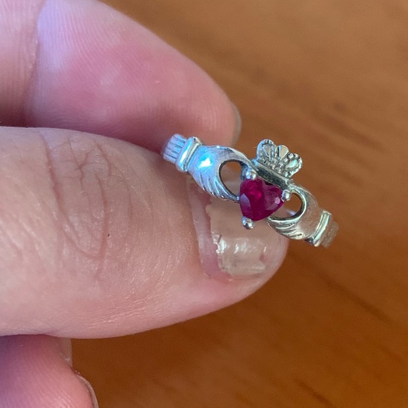 Ruby Claddagh ring - Picture 2 of 7
